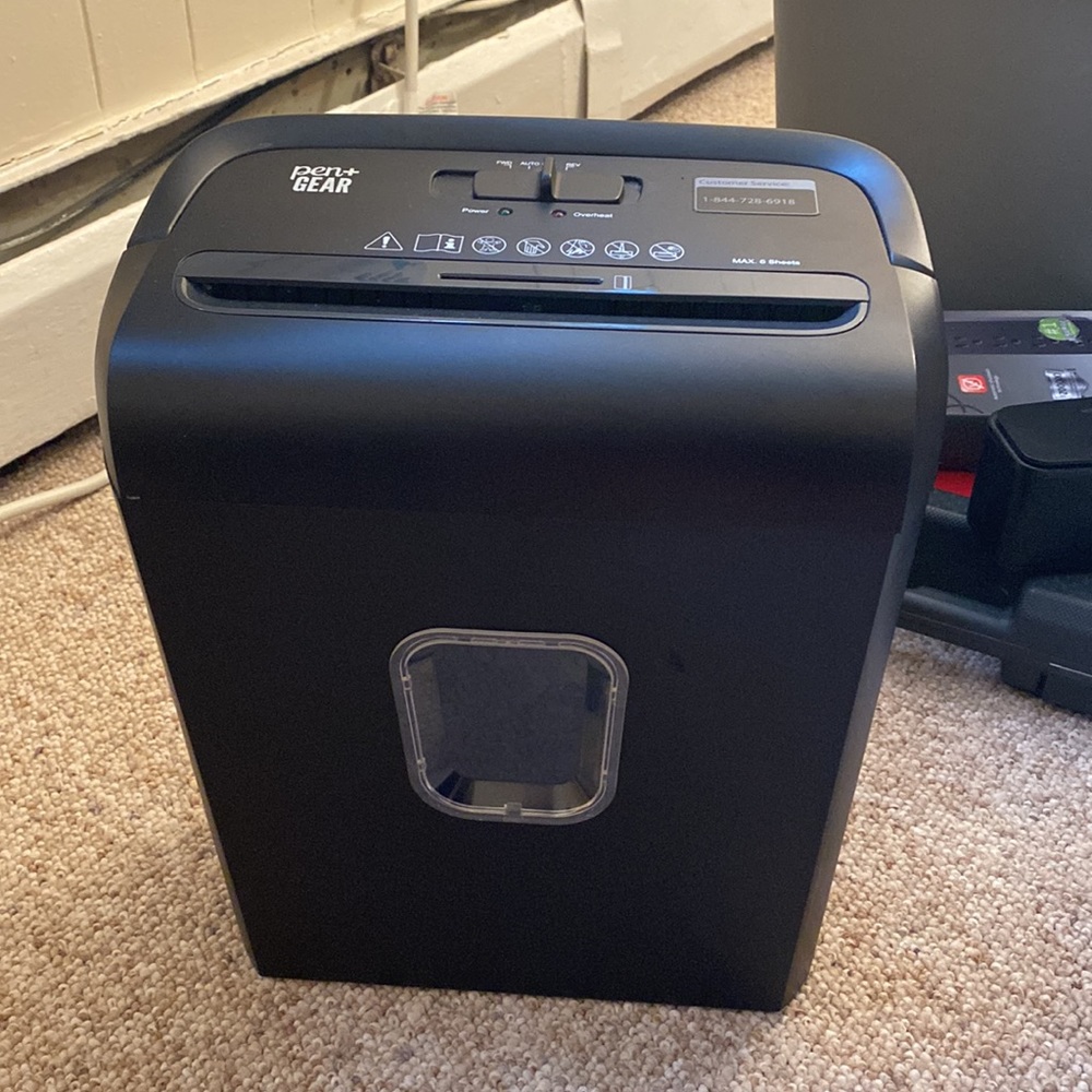 Pen + gear paper shredder small black, micro cut 3.4 gallon bin